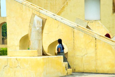 Jantar Mantar Gözlemevi 'nde kadın turist, Jaipur, UNESCO Dünya Mirası Alanı, Hindistan.