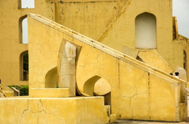 Jantar Mantar rasathanesi ve onun Jaipur, Rajasthan, Hindistan 'daki astronomik aletleri. Burası UNESCO Dünya Mirasları Alanı.