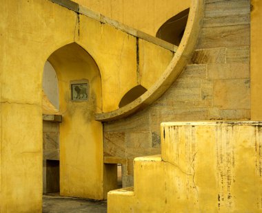 Hindistan 'ın Rajasthan kentindeki Jaipur kentindeki UNESCO miras alanı Jantar Mantar' ın antik astronomik gözlemevinin soyut geometrik modelleri ve tasarımı.