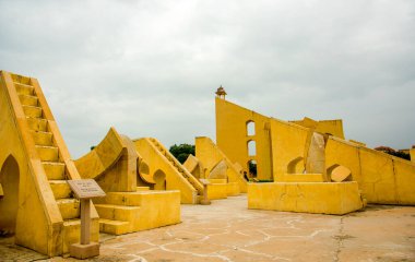 Jantar Mantar rasathanesi ve onun Jaipur, Rajasthan, Hindistan 'daki astronomik aletleri. Burası UNESCO Dünya Mirasları Alanı.