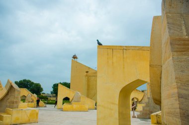 Jantar Mantar rasathanesi ve onun Jaipur, Rajasthan, Hindistan 'daki astronomik aletleri. Burası UNESCO Dünya Mirasları Alanı.