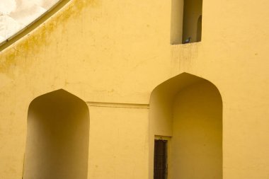Jantar Mantar rasathanesi ve onun Jaipur, Rajasthan, Hindistan 'daki astronomik aletleri. Burası UNESCO Dünya Mirasları Alanı.