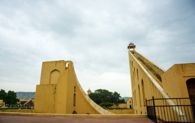 Jantar Mantar, Astronomik enstrüman, 1727 yılında Jaipur, Rajasthan, Hindistan 'da inşa edilen bir mimari astronomik enstrüman koleksiyonu. Burası UNESCO Dünya Mirasları Alanı.