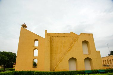 Jantar Mantar rasathanesi ve onun Jaipur, Rajasthan, Hindistan 'daki astronomik aletleri. Burası UNESCO Dünya Mirasları Alanı.