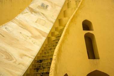 Hindistan 'ın Rajasthan kentindeki Jaipur kentindeki Jantar Mantar antik astronomik gözlemevindeki klasik merdivenlerdeki soyut kalıplar UNESCO Dünya Mirası Alanıdır..