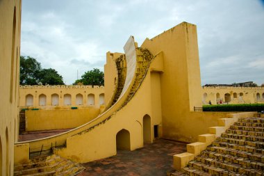 Jantar Mantar, Astronomik enstrüman, 1727 yılında Jaipur, Rajasthan, Hindistan 'da inşa edilen bir mimari astronomik enstrüman koleksiyonu. Burası UNESCO Dünya Mirasları Alanı.