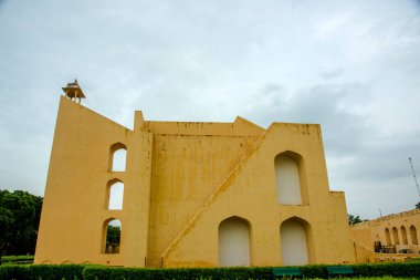 Jantar Mantar rasathanesi ve onun Jaipur, Rajasthan, Hindistan 'daki astronomik aletleri. Burası UNESCO Dünya Mirasları Alanı.
