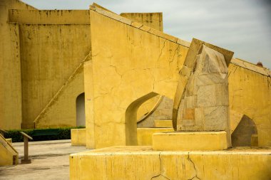 Jaipur, Rajasthan, Hindistan 'da bulunan Jantar Mantar adlı bir rasathanede güneş saati. Burası UNESCO Dünya Mirasları Alanı.