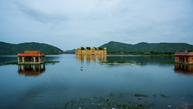 Rajasthan simgesi, Jal Mahal ya da Sagar Gölü 'ndeki Su Sarayı. Jaipur, Rajasthan, Hindistan