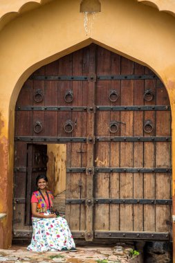 Amber Kalesi, Jaipur, Hindistan 'daki eski kapının önündeki kadın turist.