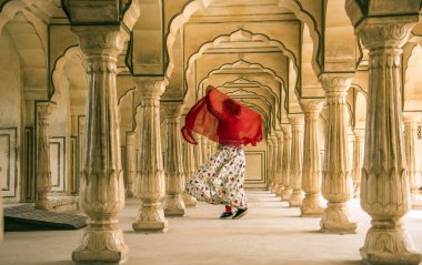 Amber Fort, Jaipur, Rajasthan, Hindistan 'daki Sütunlar Odasında dans eden genç bayan turist UNESCO Dünya Mirası Bölgesi.