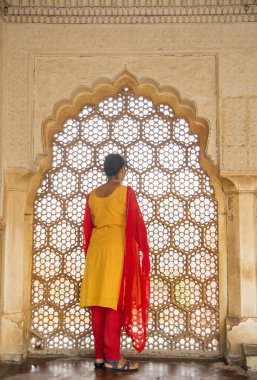 The Amber Fort, Hindistan, UNESCO Dünya Mirası Bölgesi 'nde genç bir bayan turist. Hindistan.