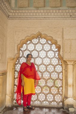 The Amber Fort, Hindistan, UNESCO Dünya Mirası Bölgesi 'nde genç bir bayan turist. Hindistan.