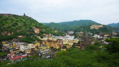 Eski Jaipur Şehri, Hindistan 'daki Amber Kalesi' nin tepesinden izleniyor..