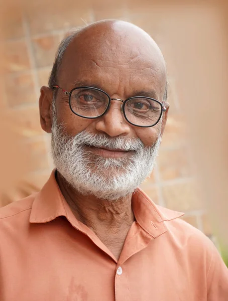 Porträt Eines Lächelnden Älteren Mannes Mit Bart — Stockfoto