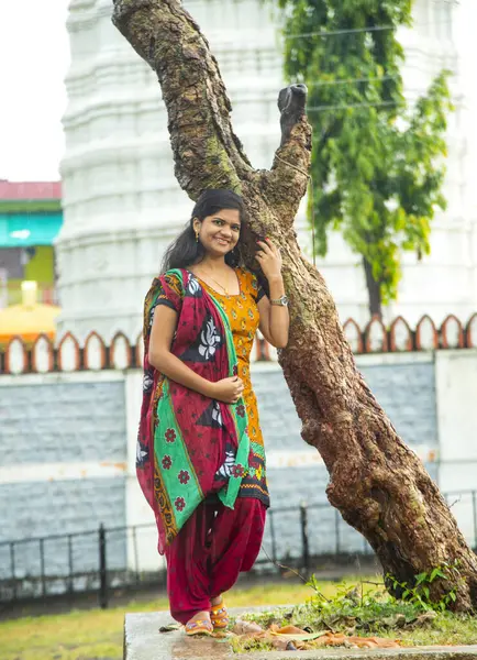 Gelukkig Jong Mooi Indiaas Vrouw Het Park Outdoor — Stockfoto