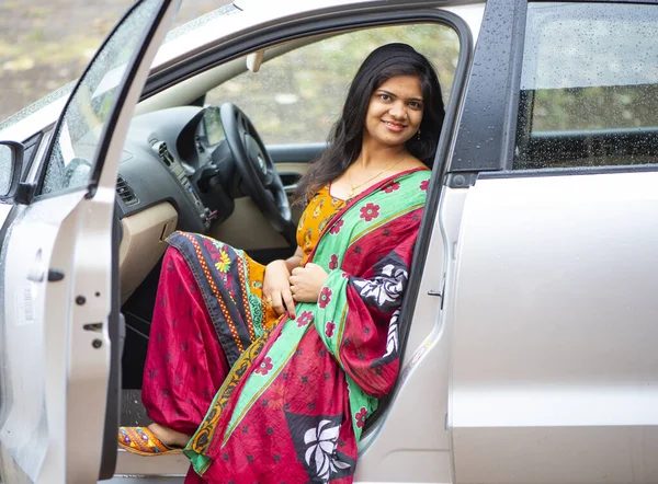 車に座っているインド人女性の肖像画 — ストック写真