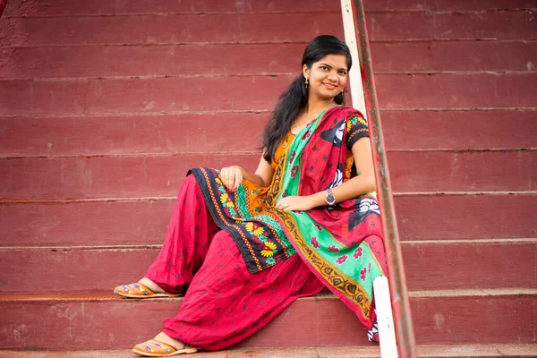 Portrait Joyeux Jeune Femme Indienne Parc — Photo