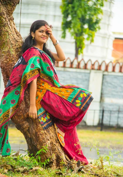 Joyeux Jeune Belle Femme Indienne Parc Plein Air — Photo