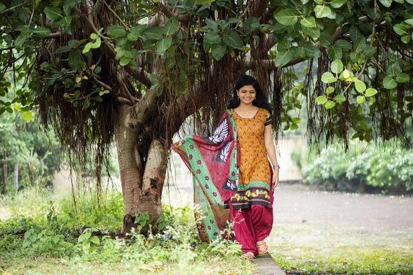 Щаслива Індійська Жінка Біля Бананового Дерева — стокове фото