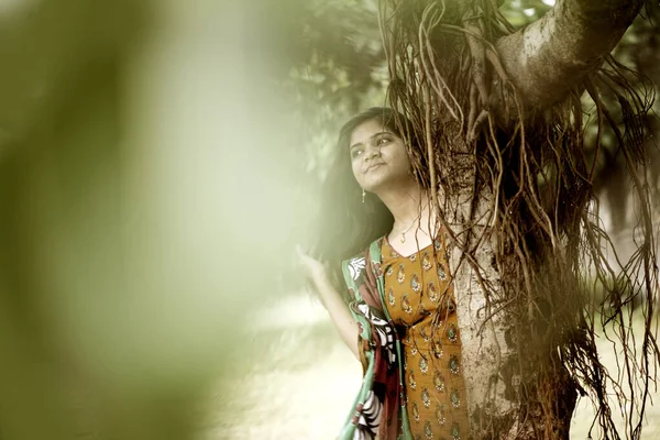 幸福的印度女人 站在板岩树旁边 树根紧握 — 图库照片