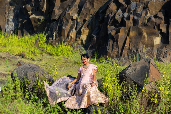 Vacker Indisk Brud Traditionell Brudklänning Utomhus — Stockfoto