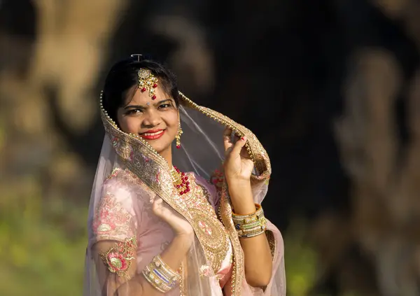 Belle Mariée Indienne Dans Les Vêtements Mariage Traditionnels — Photo