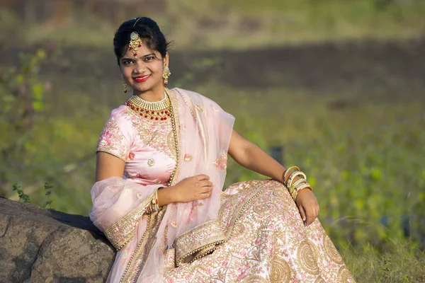 Schöne Indische Braut Traditionellen Hochzeitskleid Freien — Stockfoto