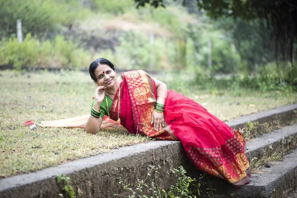 Heureuse Femme Indienne Vêtements Traditionnels Extérieur — Photo