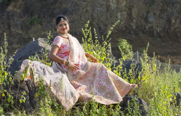 Красива Індійська Наречена Традиційній Весільній Сукні Відкритому Повітрі — стокове фото