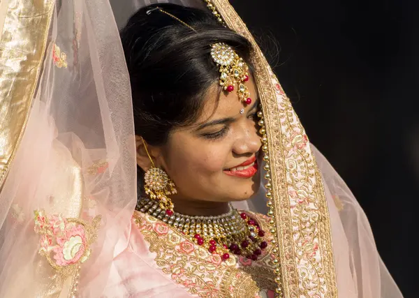 Schöne Indische Braut Traditioneller Hochzeitskleidung — Stockfoto