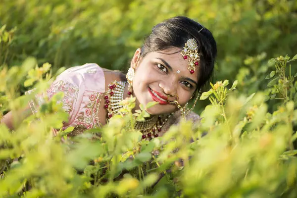 Krásná Indická Nevěsta Tradičních Svatebních Šatech — Stock fotografie