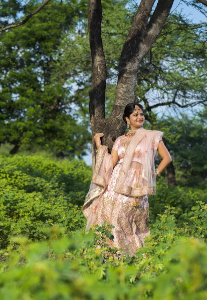 Mooie Indiase Bruid Traditionele Trouwjurk Outdoor — Stockfoto