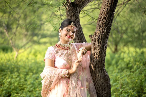 Vacker Indisk Brud Traditionell Brudklänning Utomhus — Stockfoto