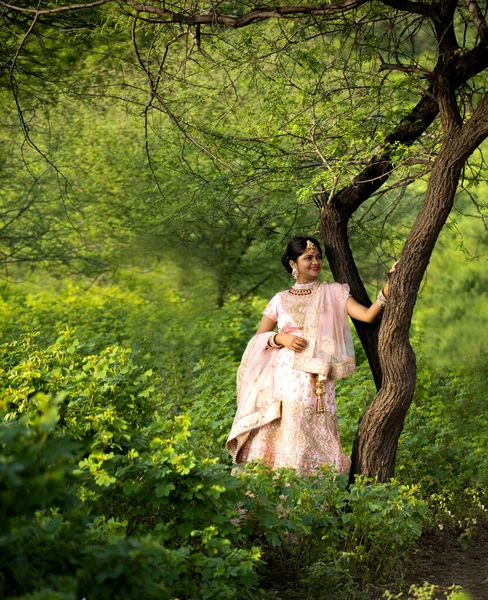Mooie Indiase Bruid Traditionele Trouwjurk Outdoor — Stockfoto