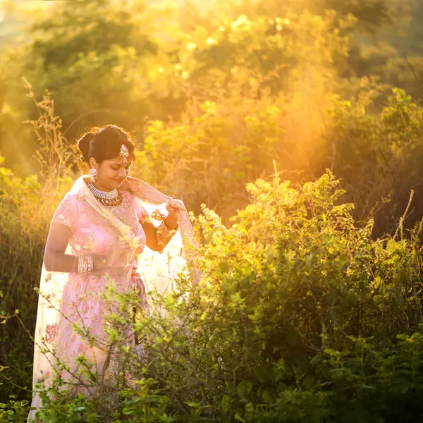 Porträt Der Schönen Braut Traditioneller Kleidung Draußen Der Natur Bei — Stockfoto