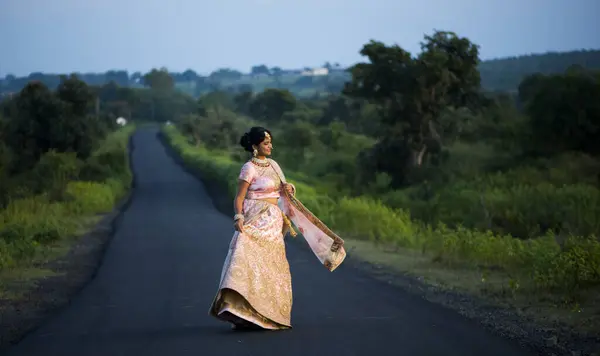 Braut Traditionellem Brautkleid Steht Auf Der Straße Und Lächelt — Stockfoto