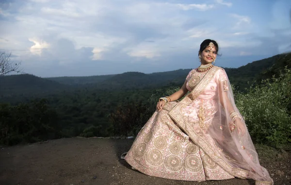 Porträt Der Schönen Braut Traditioneller Kleidung Draußen Der Natur — Stockfoto