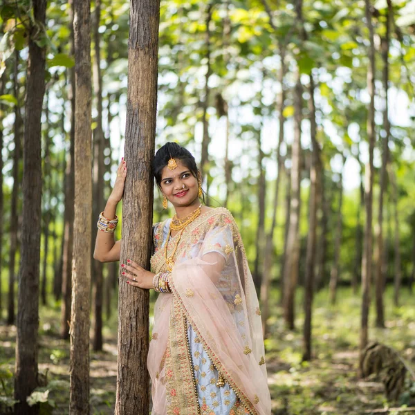 Porträt Der Schönen Braut Traditioneller Kleidung Draußen Der Natur — Stockfoto