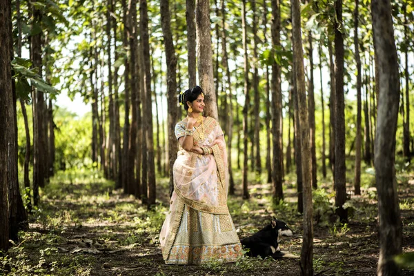 屋外で伝統的なウェディングドレスで美しいインドの花嫁 — ストック写真