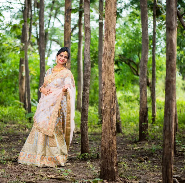 Beautiful Indian Bride Traditional Wedding Dress Outdoor — Stock Photo, Image