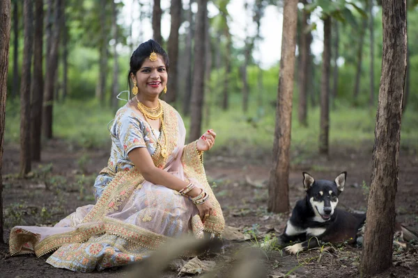 Portret Van Een Prachtige Bruid Traditionele Kleding Buiten Natuur — Stockfoto