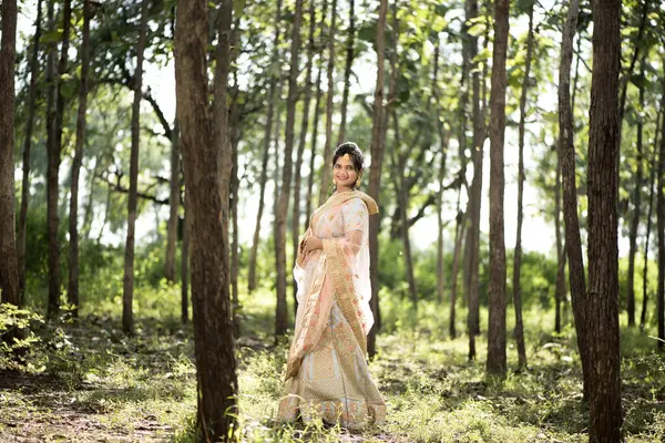 穿着森林里传统婚纱的漂亮印度新娘 — 图库照片