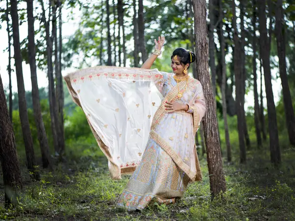穿着森林里传统婚纱的漂亮印度新娘 — 图库照片