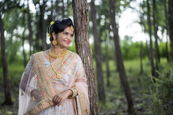 Piękna Indyjska Panna Młoda Tradycyjnej Sukni Ślubnej Świeżym Powietrzu — Zdjęcie stockowe