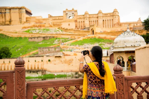 Jaipur, Hindistan 'daki Amer Kalesi' nin fotoğrafını çeken bir kadın turist..