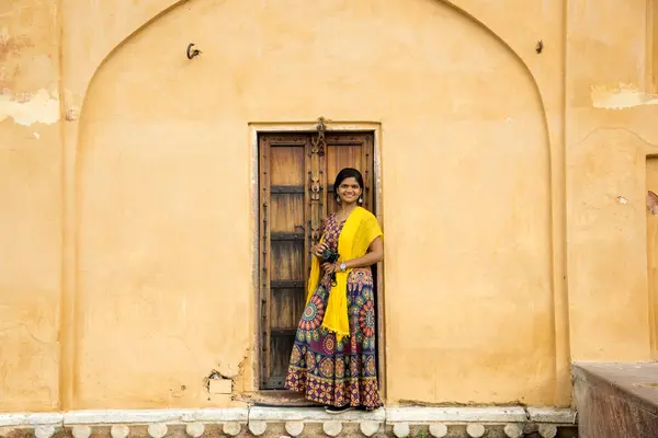 Kobieta Turysta Przed Starymi Drzwiami Amber Fort Jaipur Indie — Zdjęcie stockowe