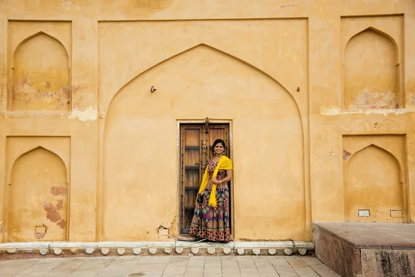 Turista Mujer Frente Vieja Puerta Amber Fort Jaipur India — Foto de Stock