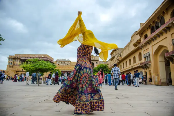 Amber Kalesi, Jaipur, Rajasthan, Hindistan 'ın avlusunda dans eden kadın UNESCO Dünya Mirası Bölgesi.