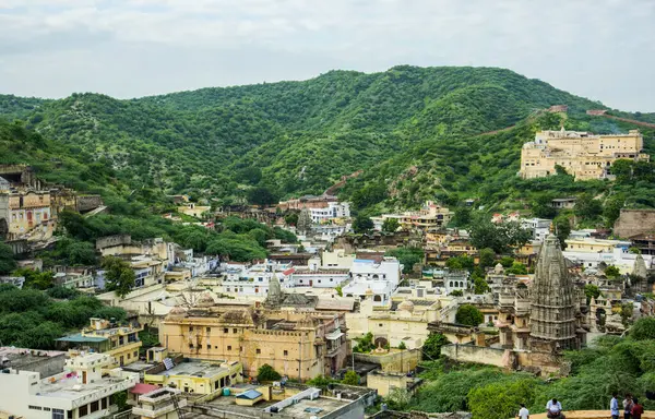 Eski Jaipur Şehri, Hindistan 'daki Amber Kalesi' nin tepesinden izleniyor..